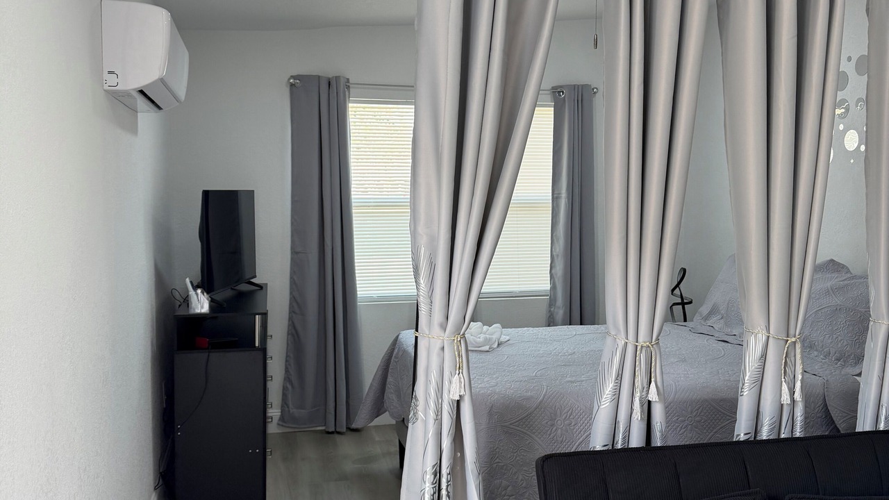 Photo of Bedroom in Azalea Park