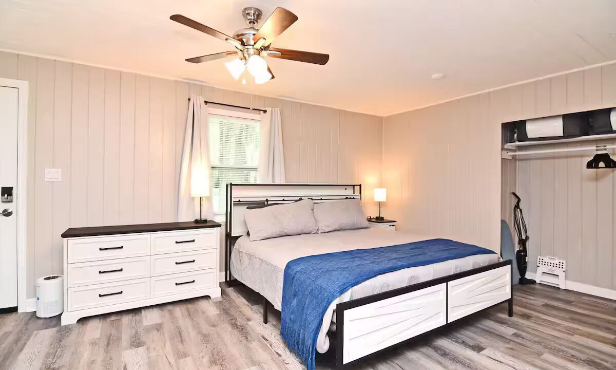 Photo of Bedroom in Winter Garden