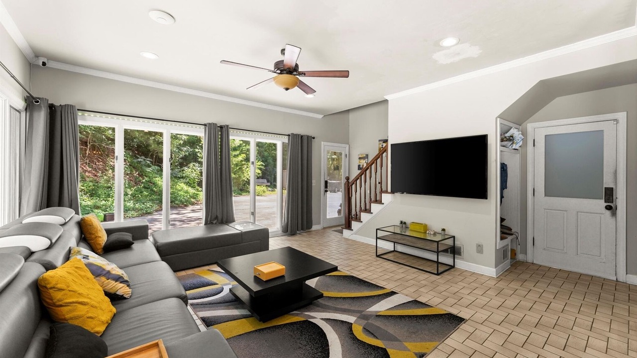 Photo of Livingroom in Sandy Springs
