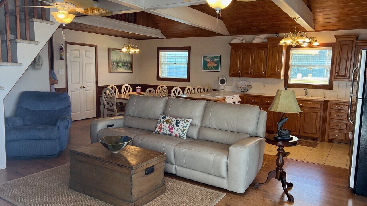 Photo of Livingroom in Cypremort Point