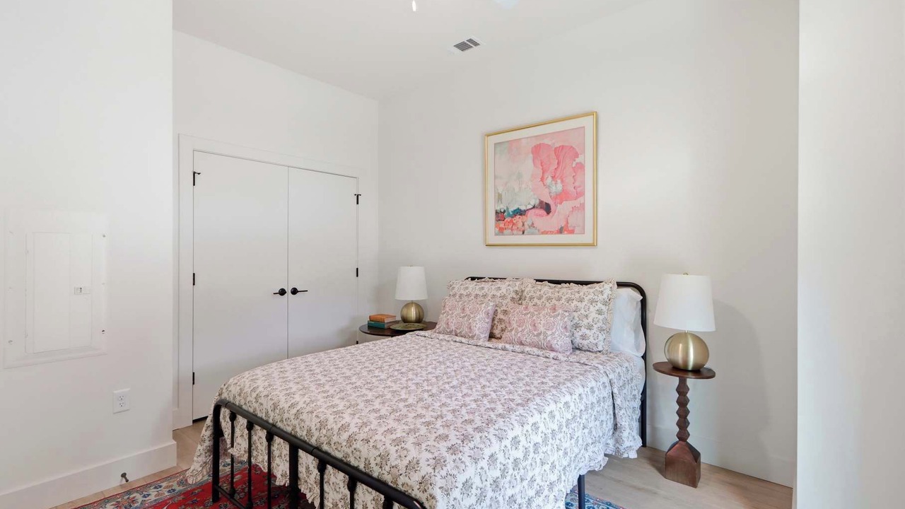 Photo of Bedroom in Metropolitan