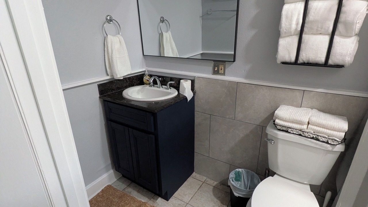 Photo of Bathroom in Black Pearl