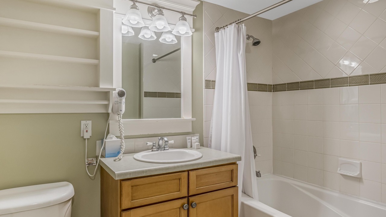 Photo of Bathroom in Baytowne Wharf