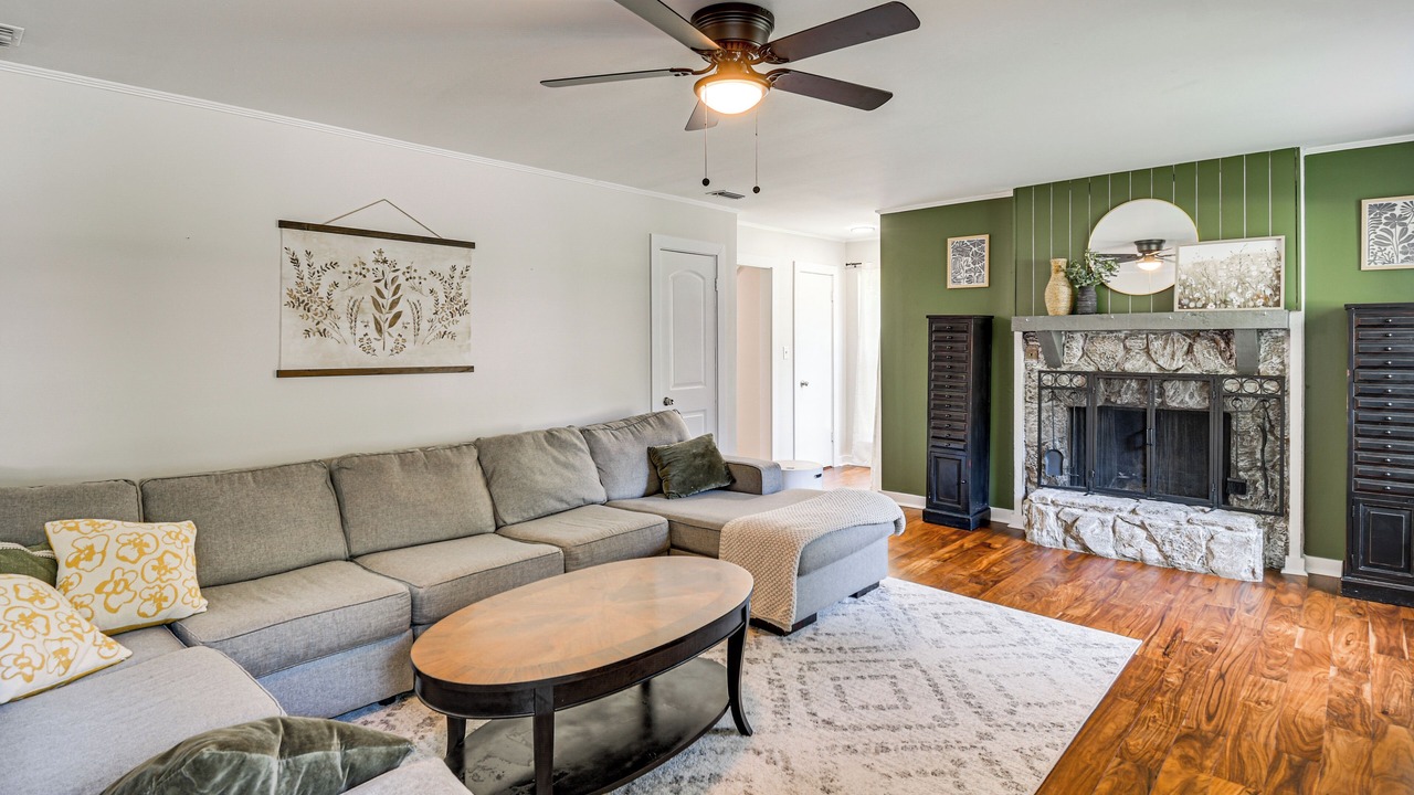 Photo of Livingroom in Daphne