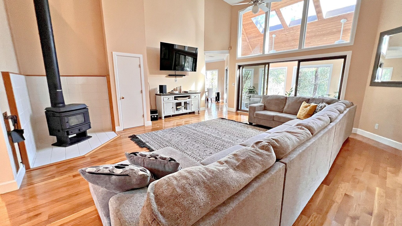 Photo of Livingroom in Daphne