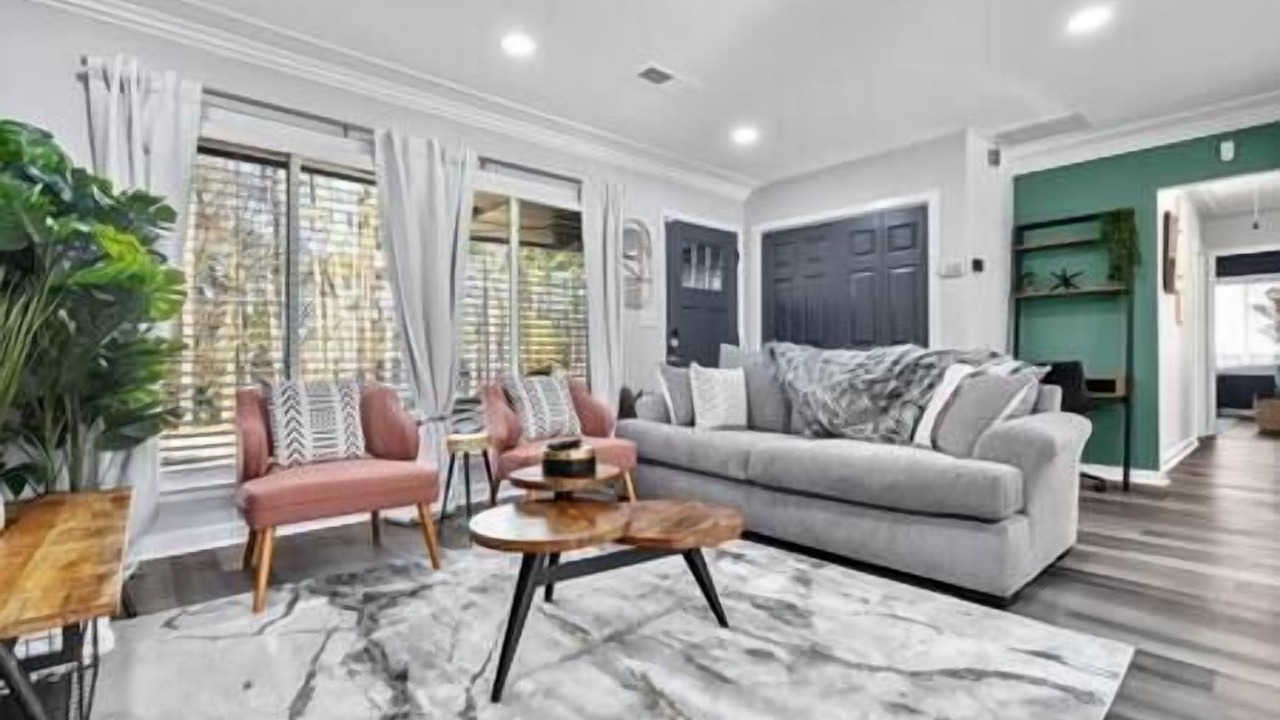 Photo of Livingroom in Candler-McAfee
