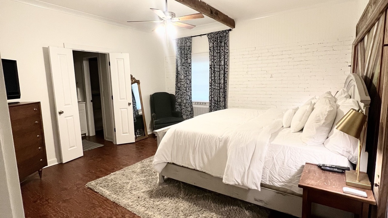 Photo of Bedroom in Flora