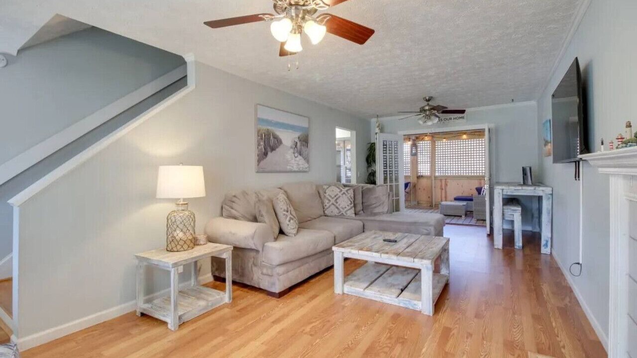 Photo of Livingroom in Whitemarsh Island