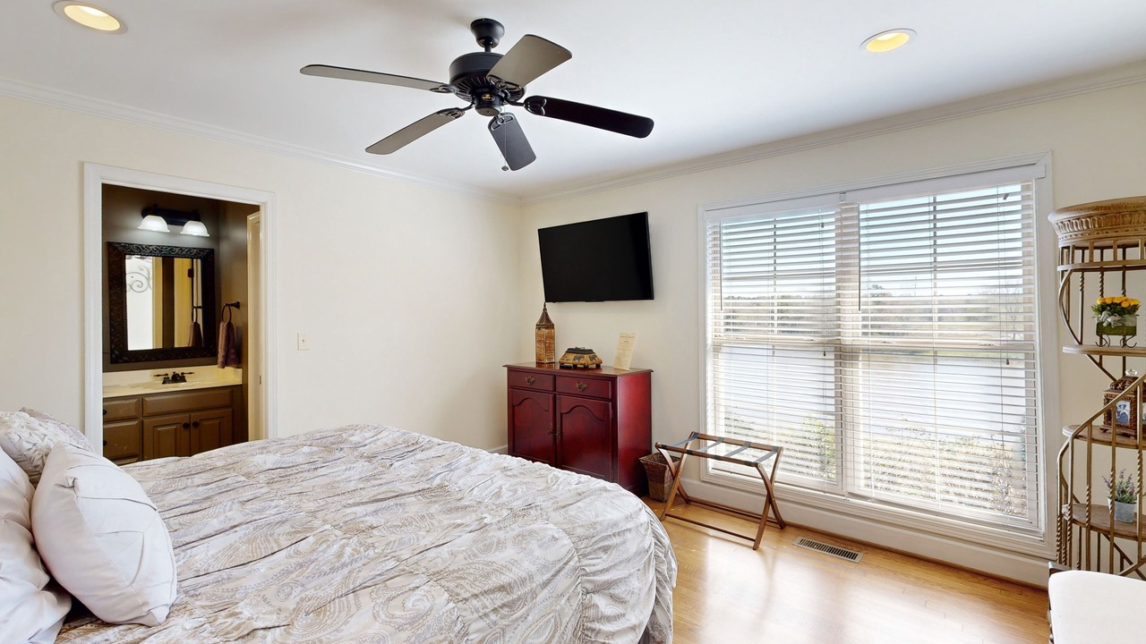 Photo of Bedroom in Northport