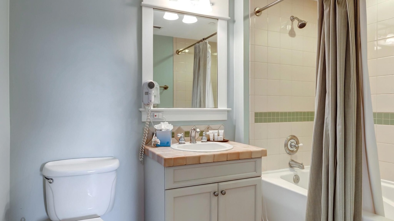 Photo of Bathroom in Baytowne Wharf