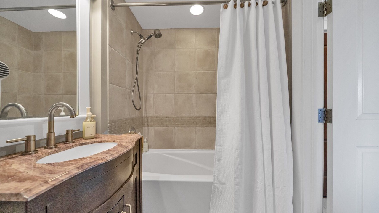 Photo of Bathroom in Baytowne Wharf
