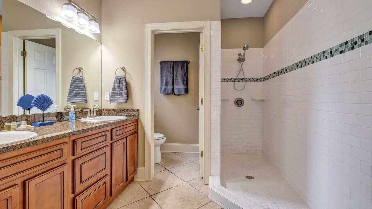Photo of Bathroom in Governor's Walk
