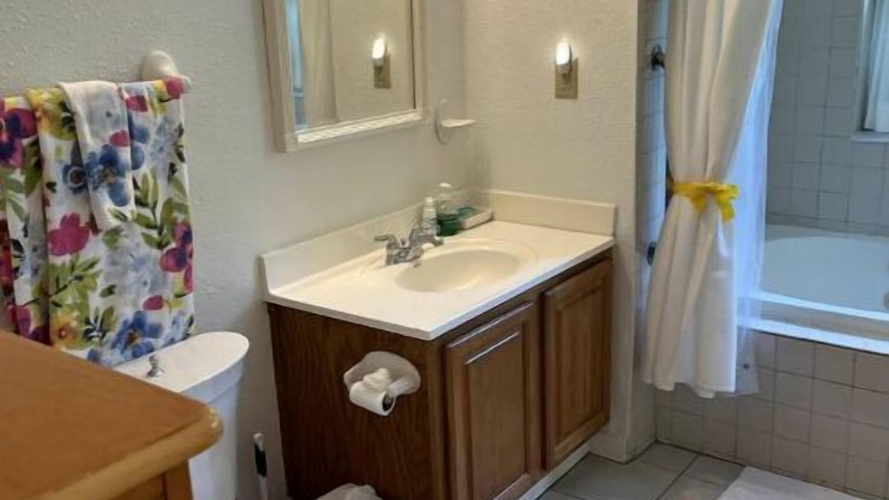 Photo of Bathroom in Colonialtown North