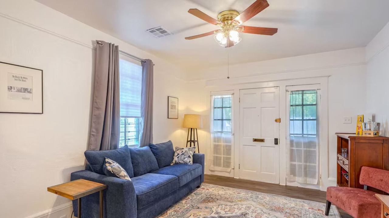 Photo of Livingroom in Mid-City