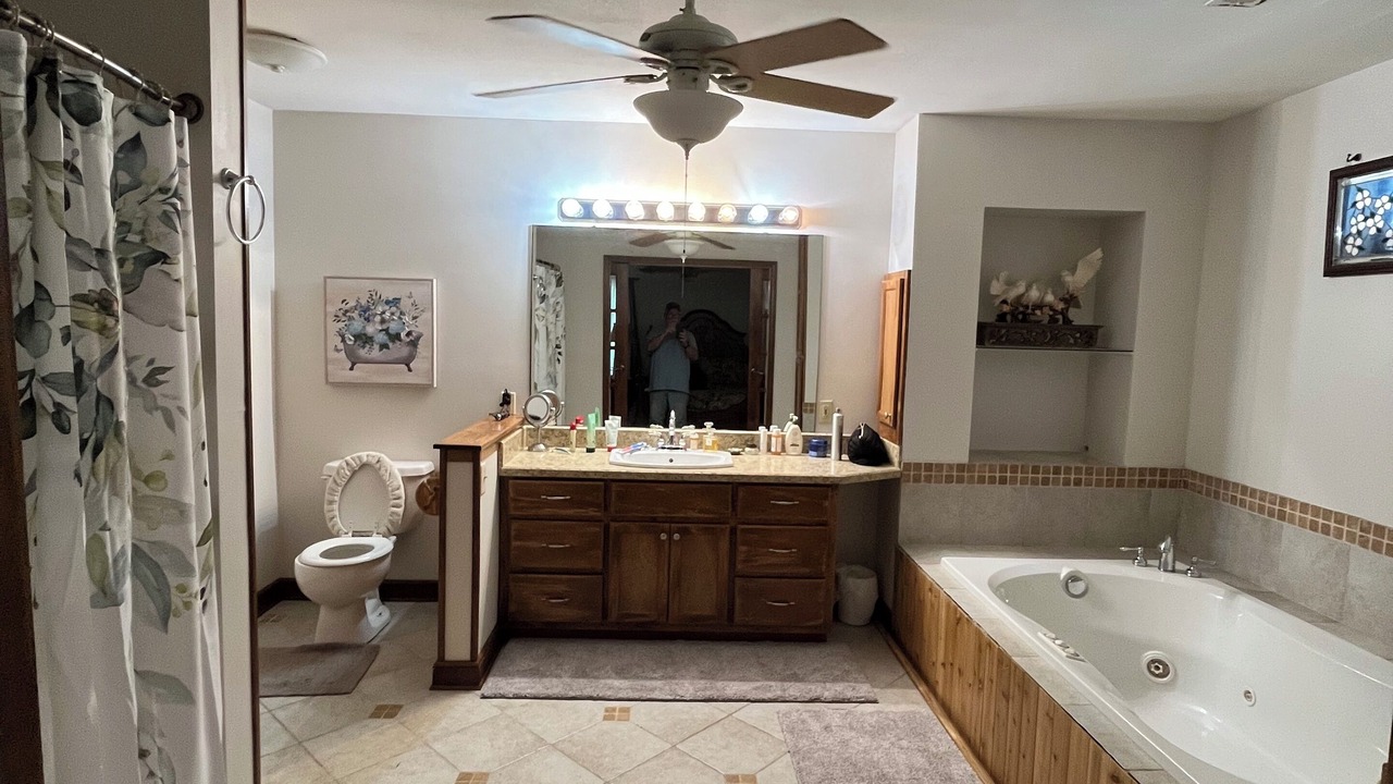 Photo of Bathroom in Red Level