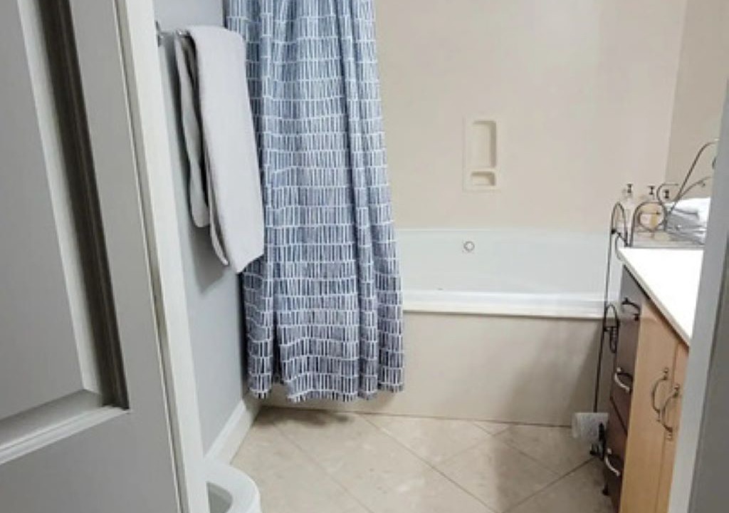 Photo of Bathroom in Henderson Point