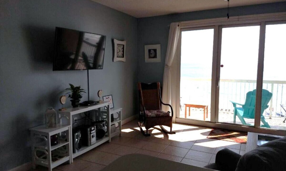 Photo of Livingroom in Lower Grand Lagoon