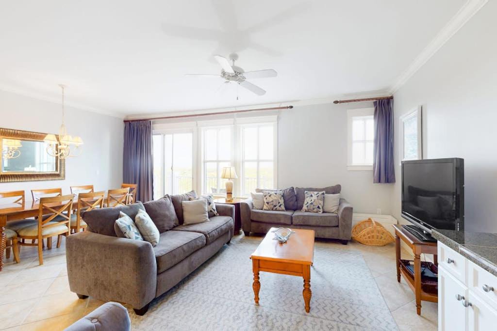 Photo of Livingroom in Baytowne Wharf