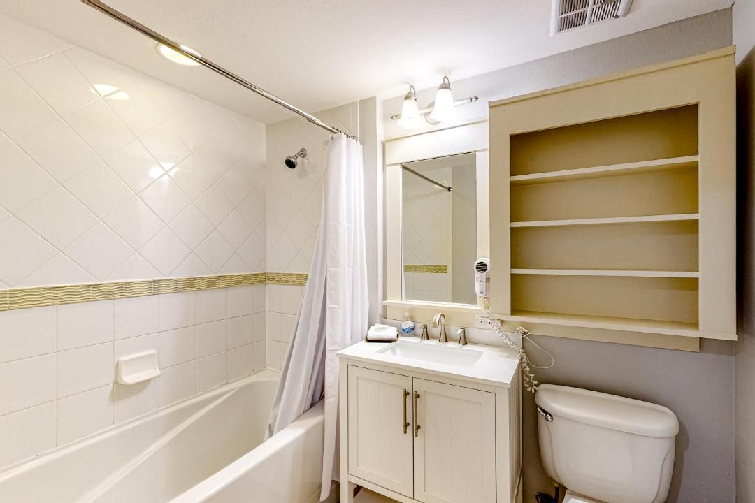 Photo of Bathroom in Baytowne Wharf