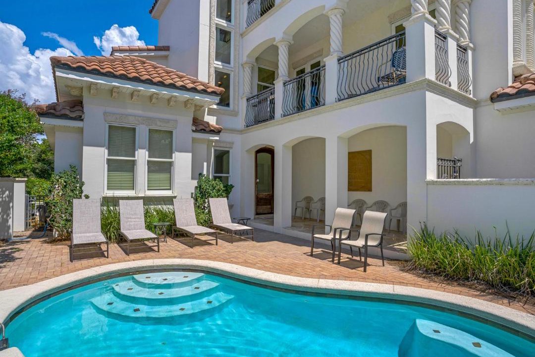 Photo of Patio Balcony in Avalon Beach Estates