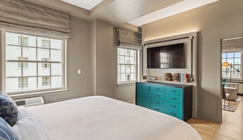Suite, 1 King Bed with Sofa bed, Accessible Bathtub (Mobility)