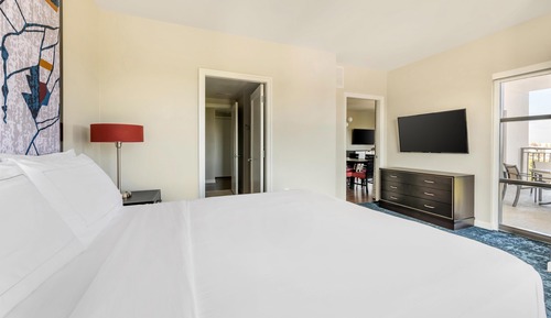 1 Bedroom Full Kitchen King Suite Plus