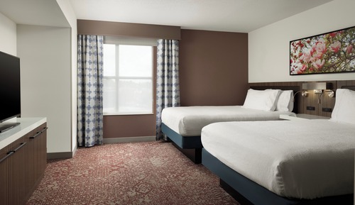 2 Queen Beds Mobility Accessible w/ Bathtub