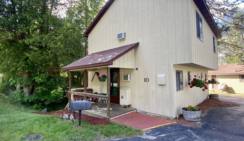 Cabin 10 (Twin Beds After Labor Day)