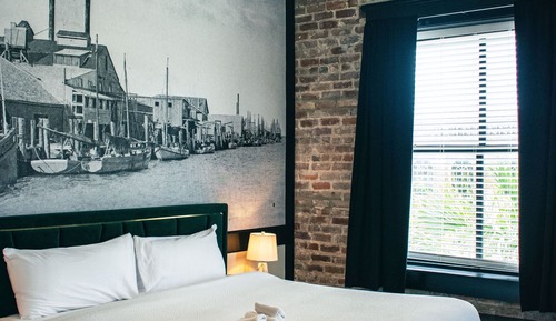 Signature Studio, 1 King Bed, City View, Corner