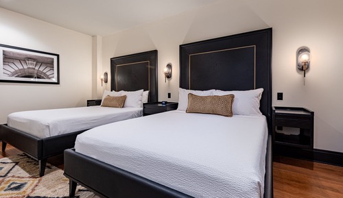 4BR Group Space for 16 Near Bourbon | The Mayfair