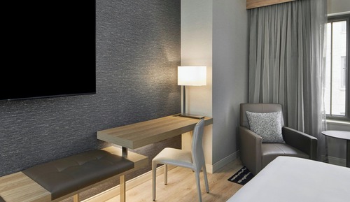 Room, 1 King Bed, Roll-in Shower