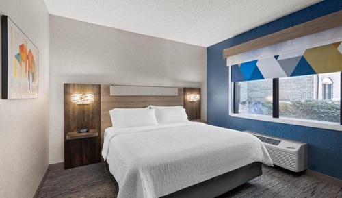 Suite, 1 King Bed, Accessible (Mobil Tub)