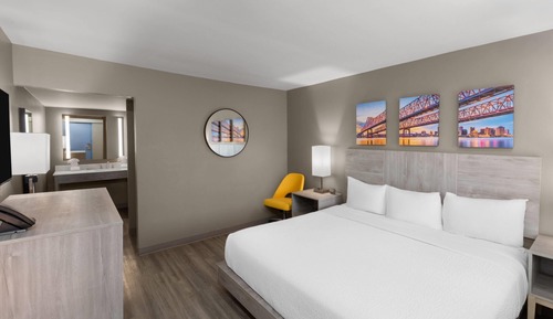 Room, 1 King Bed, Hearing Accessible, Non Smoking (Mobility, Roll-in Shower)