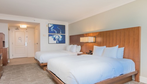 Room, 2 Queen Beds, Pool View