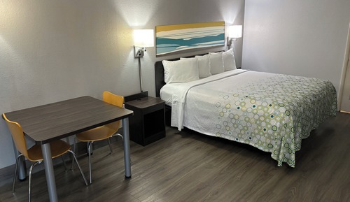 Studio, 1 King Bed, Smoking, Kitchenette