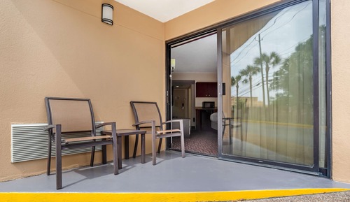 Standard Room, 1 King Bed, Non Smoking, Patio
