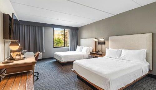 Queen Room with Two Queen Beds and Bathtub - Mobility Access/Hearing Accessible