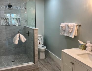 Queen Suite with Pool View