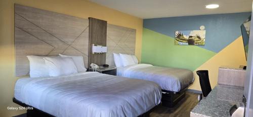 Queen Suite with Two Queen Beds and Sofa Bed - Non Smoking