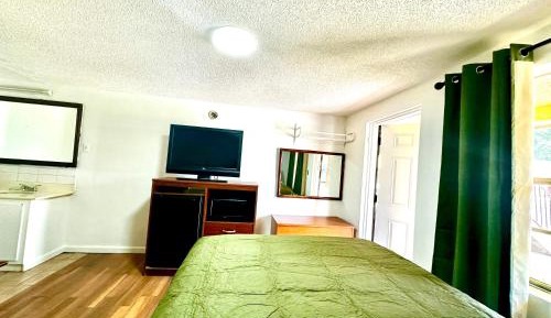 Queen Room (Smoking / Pets Allowed) 