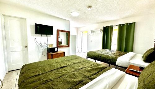 Queen Room (Smoking / Pets Allowed) 