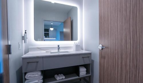 One-Bedroom King Suite - Non-Smoking