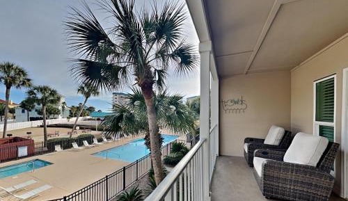 One-Bedroom Apartment with Pool View
