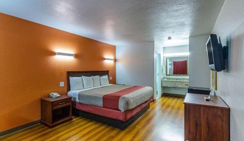 1 King Bed - Non Smoking