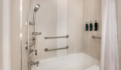 King Studio with Tub - Hearing Accessible