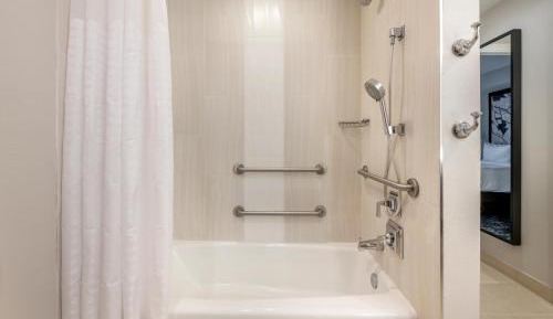 One-Bedroom King Suite with Sofa Bed and Tub - Hearing Accessible