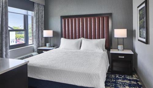 King Suite with Balcony and River View