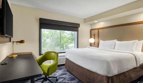 King Room with Transfer Shower and Roll-In Shower - Mobility Access/Hearing Accessible