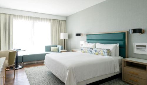 Standard King Room with Adapted Tub - Mobility Accessible