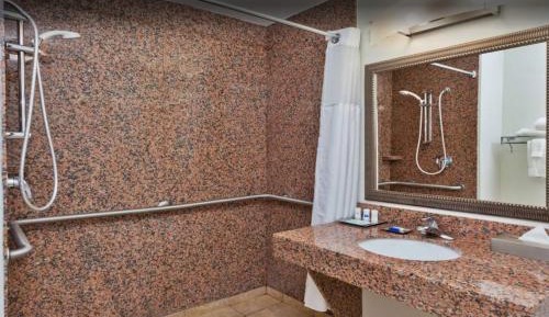 Queen Room with Two Queen Beds and Roll-In Shower - Mobility Access/Non-Smoking